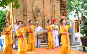 Về Nha Trang Thăm Tháp Bà, Xem Múa Chăm 
