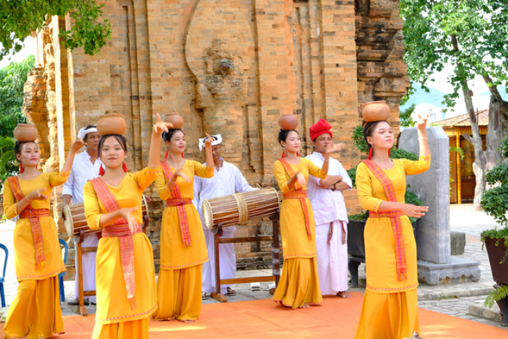 Về Nha Trang Thăm Tháp Bà, Xem Múa Chăm 